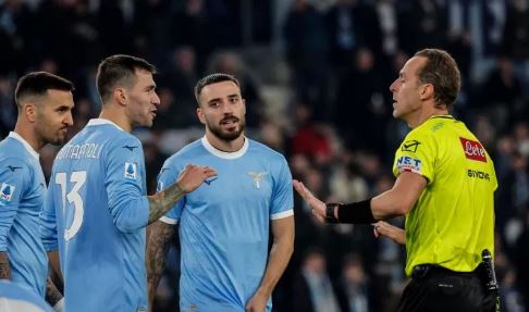 VIDEO/ Gafë e pabesueshme e gjyqtarit në Serinë A, u kërkon falje menjëherë lojtarëve të çuditur se kishte harruar rregulloren