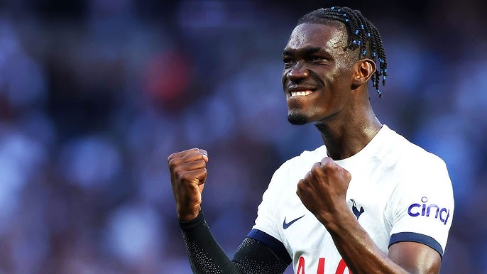 Tronditet futbolli anglez, mesfushori i klubit të Premier Ligës pezullohet për… drogë