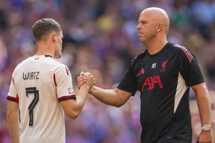 Liverpuli ia “rrëmbeu” nga duart Vircin, presidenti i nderit te Bajerni shpërthen kundër Slot: I premtoi dhe nuk e mbajti fjalën!