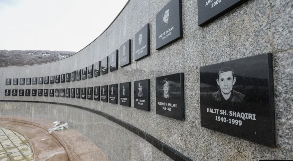 Specialja e Kosovës ngre aktakuzë ndaj 21 personave për masakrën e Reçakut, u vranë 45 civilë më 1999!