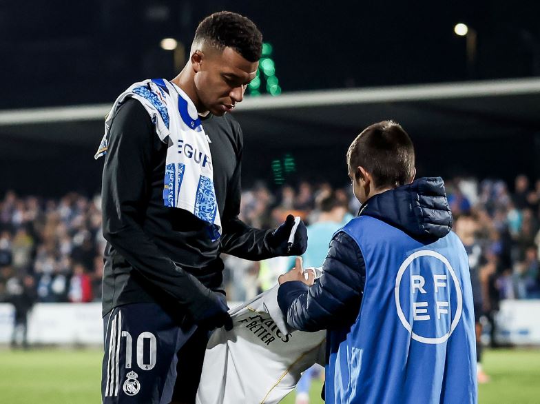 VIDEO/ Shmangu turpërimin e Realit në Kupën e Mbretit, Mbape lumturon 3 tifozë të vegjël në fushën e blertë