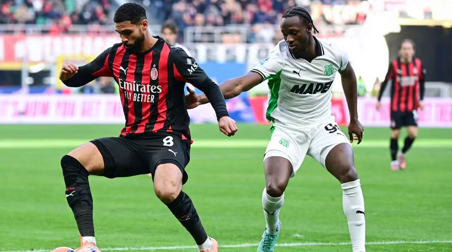 VIDEO/ 4 gola të shënuar dhe dy të anuluar, Milani ndalet në shtëpi nga Sasuolo. Kuqezinjtë rrezikojnë të humbasin kreun