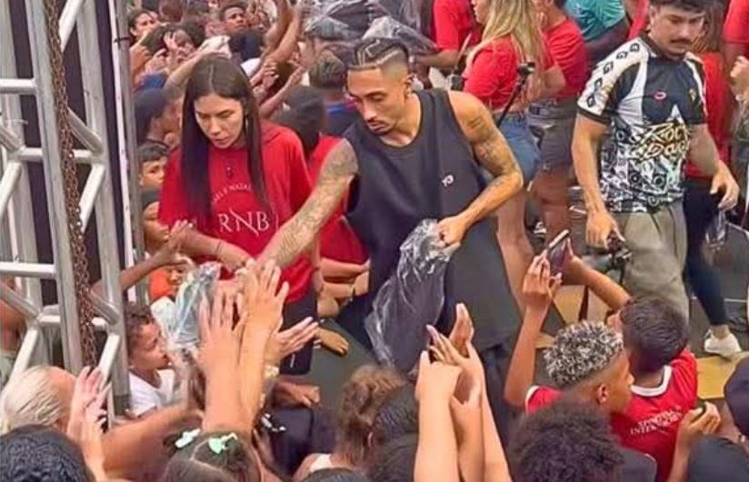 VIDEO/ Në prag Krishtlindjesh, Rafinja shpërndan ushqim dhe dhurata për familjet në nevojë