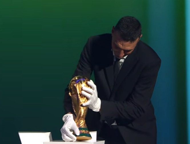 LIVE SHORTI BOTËRORI 2026/ Lionel Skaloni sjell në skenë trofeun e Kupës së Botës: Do të mundohemi ta fitojmë përsëri (VIDEO)