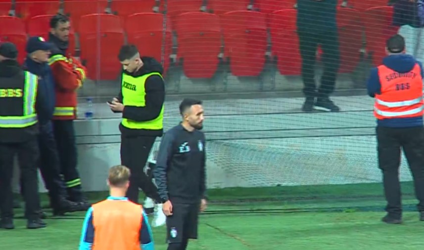 Çuditë e derbit Tirana-Partizani, gjyqtari Xhaja ndalon sfidën dhe largon djalin që mbledh topat