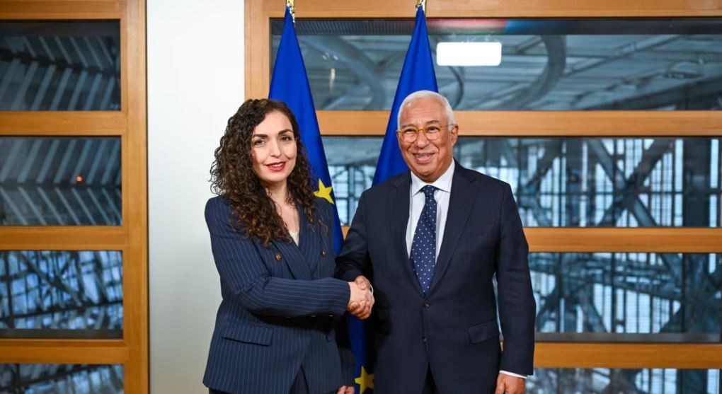 Vjosa Osmani takohet me Antonio Costën në Bruksel: Mirëpresim vendimin e BE, nuk ka arsye që të shtyhet edhe heqja e pjesës tjetër të masave ndëshkuese