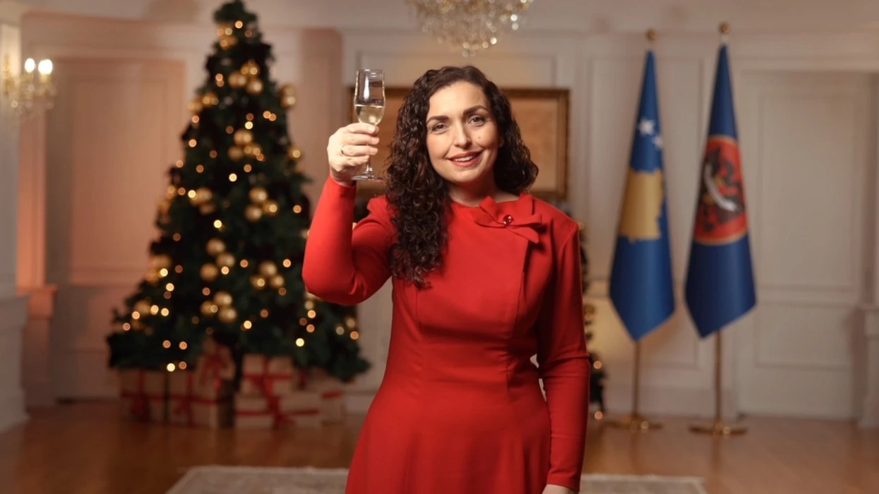 Presidentja Osmani uron qytetarët për Vitin e Ri: Kosova të ecë përpara me unitet dhe siguri! 2026 na gjen me përgjegjësi të reja