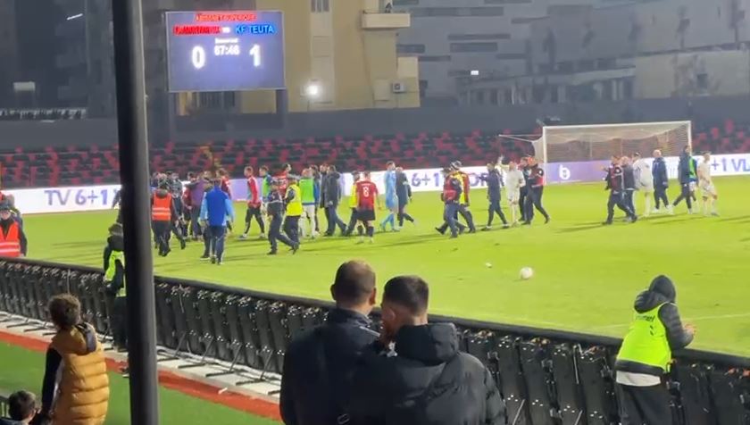 VIDEO/ Ngjarje e paprecedentë në Vlorë, shikoni momentin kur tifozët futen në fushë dhe përleshen me lojtarët