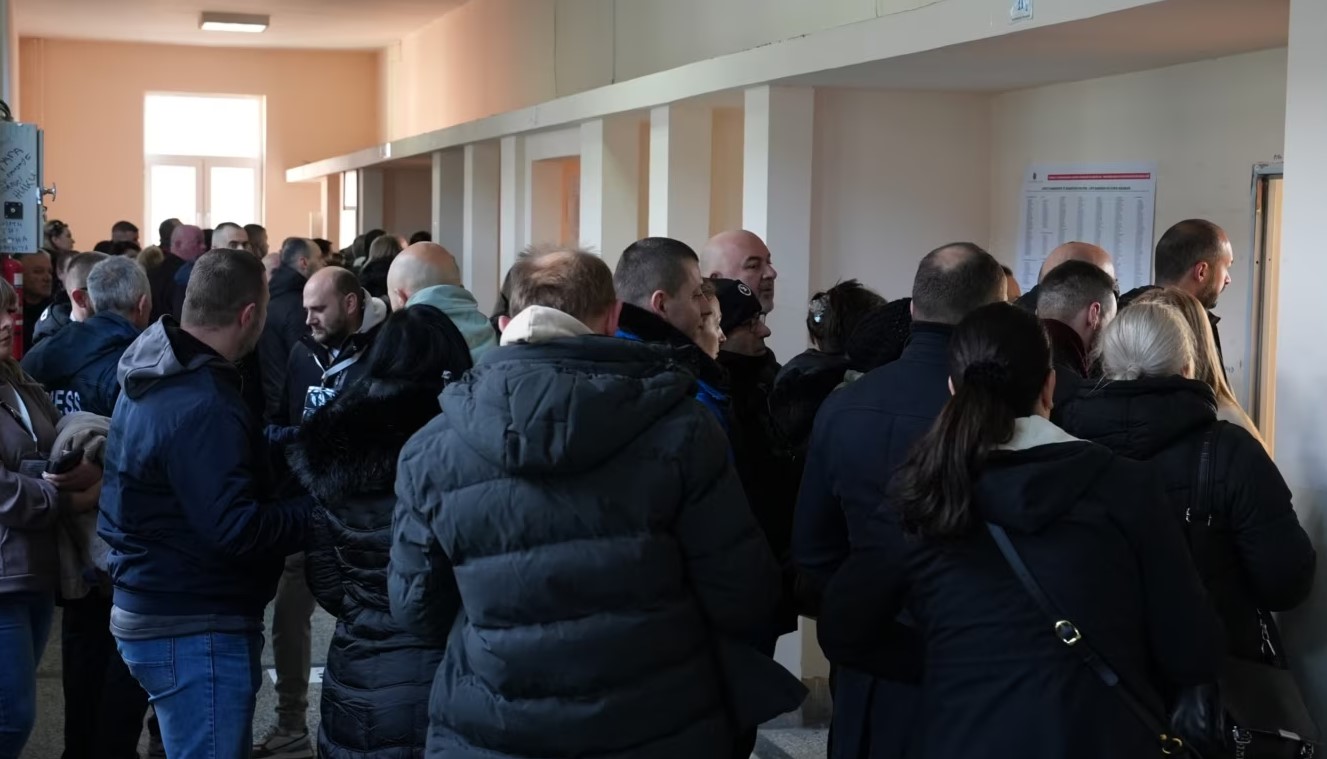 FOTO- Zgjedhjet e parakohshme në Kosovë, Lista Serbe voton në mënyrë kolektive në Mitrovicën e Veriut