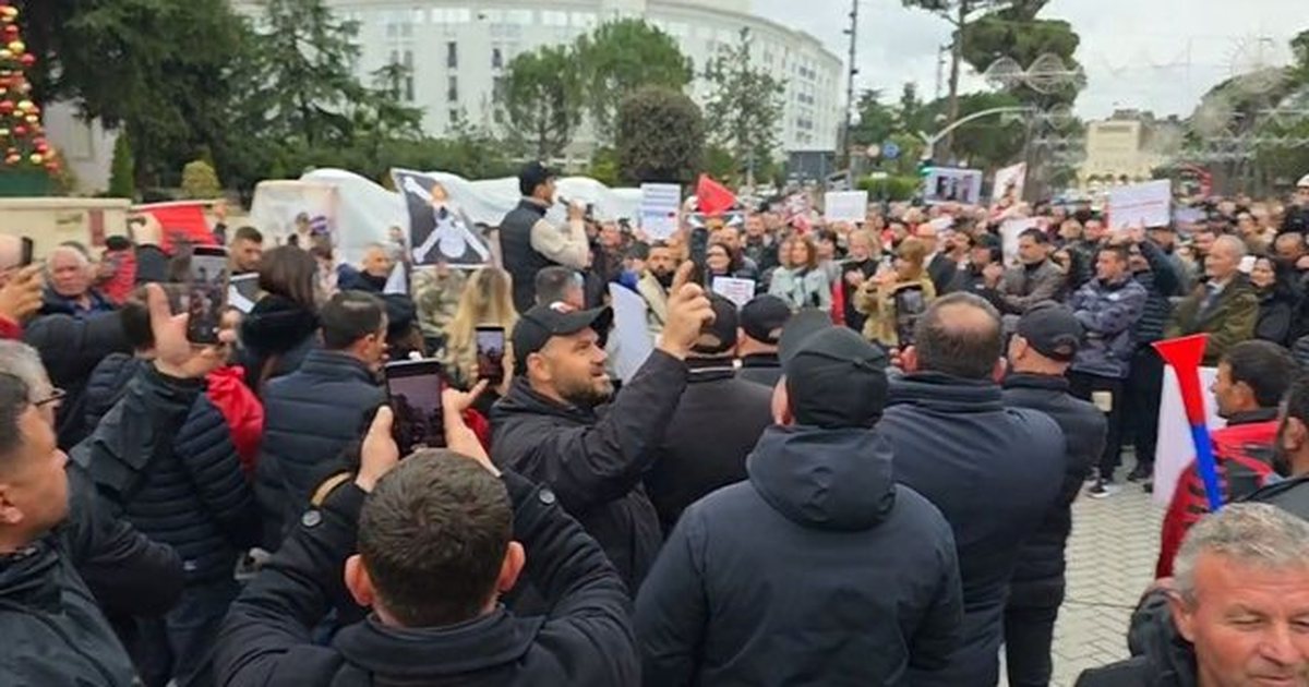 Protesta para Kryeministrisë/ Adriatik Lapaj: Dorëheqje për njeriun më të korruptuar të Europës, 10 mln euro çokollata