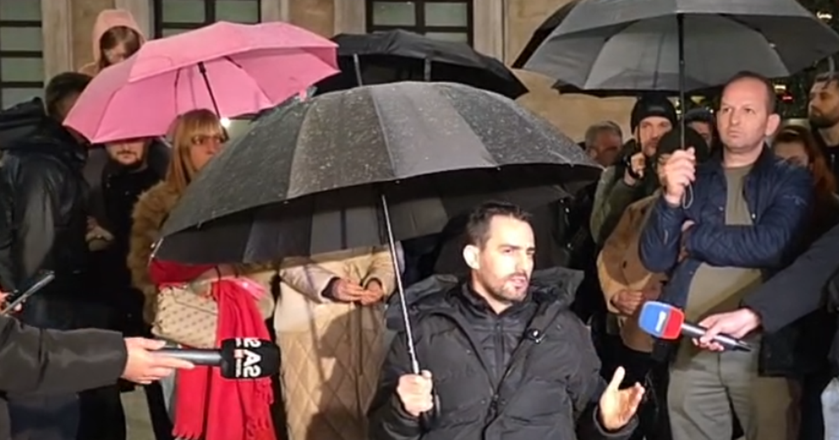 Nga Trauma sërish te Kryeministria/ Me karrige dhe çadër në dorë, rikthehet Lapaj: Le të vijnë të më rrahin, por…