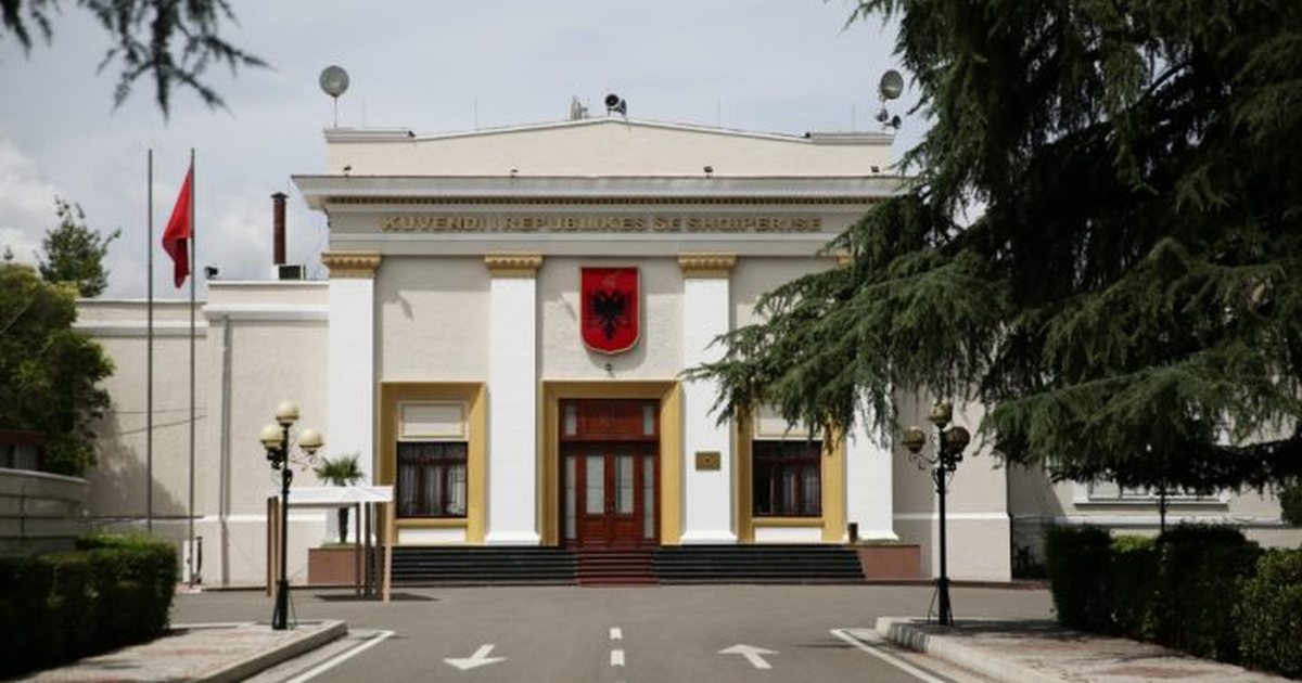 Sesioni i ri Parlamentar/ Përfaqësues të ambasadës amerikane “zbarkojnë” në Kuvend, takim me krerët e grupeve të PS e PD