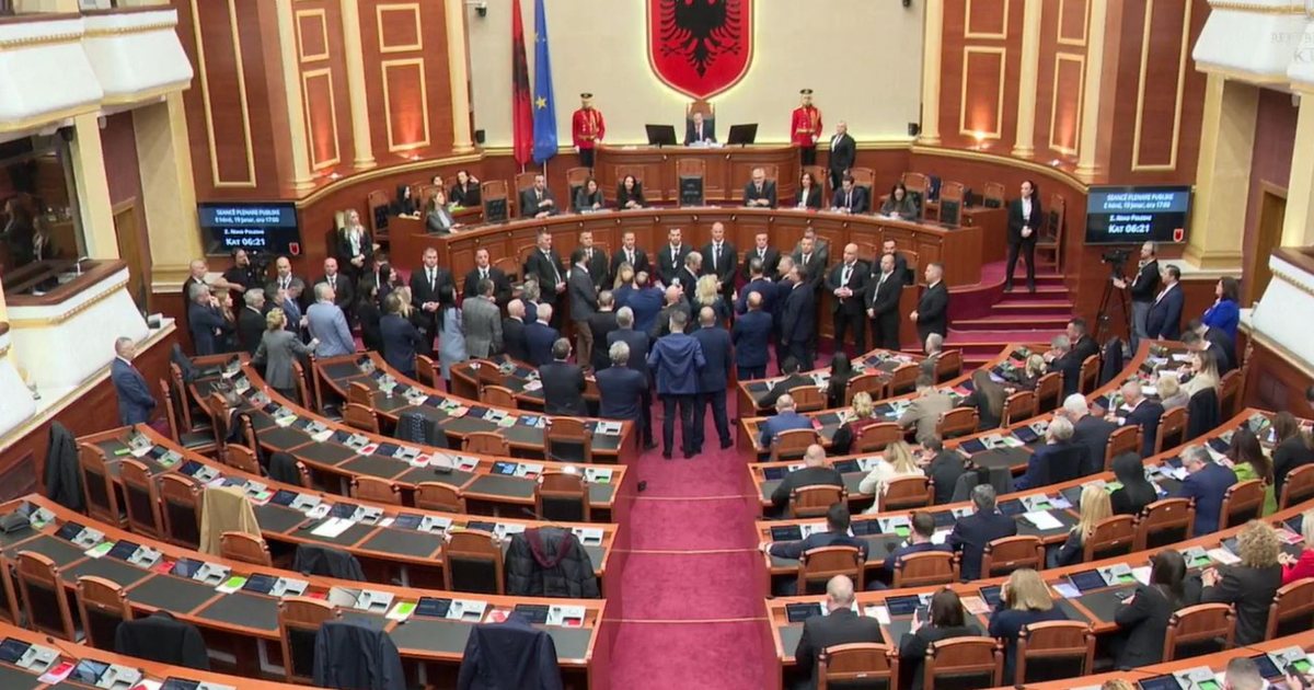 Vetëm 30 minuta seancë/ Nis me tensione sesioni i ri parlamentar, deputetët e opozitës “pushtuan” foltoren