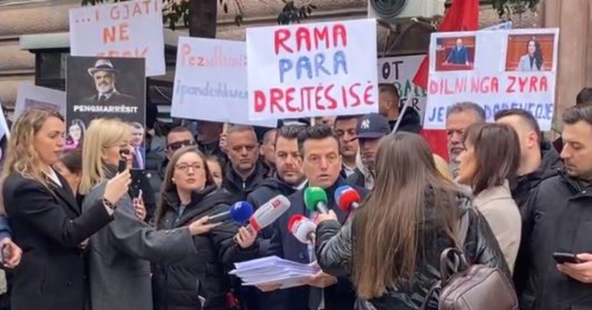 “Mundësia” proteston para Gjykatës Kushtetuese, dorëzon 20 mijë firma në mbështetje të drejtësisë