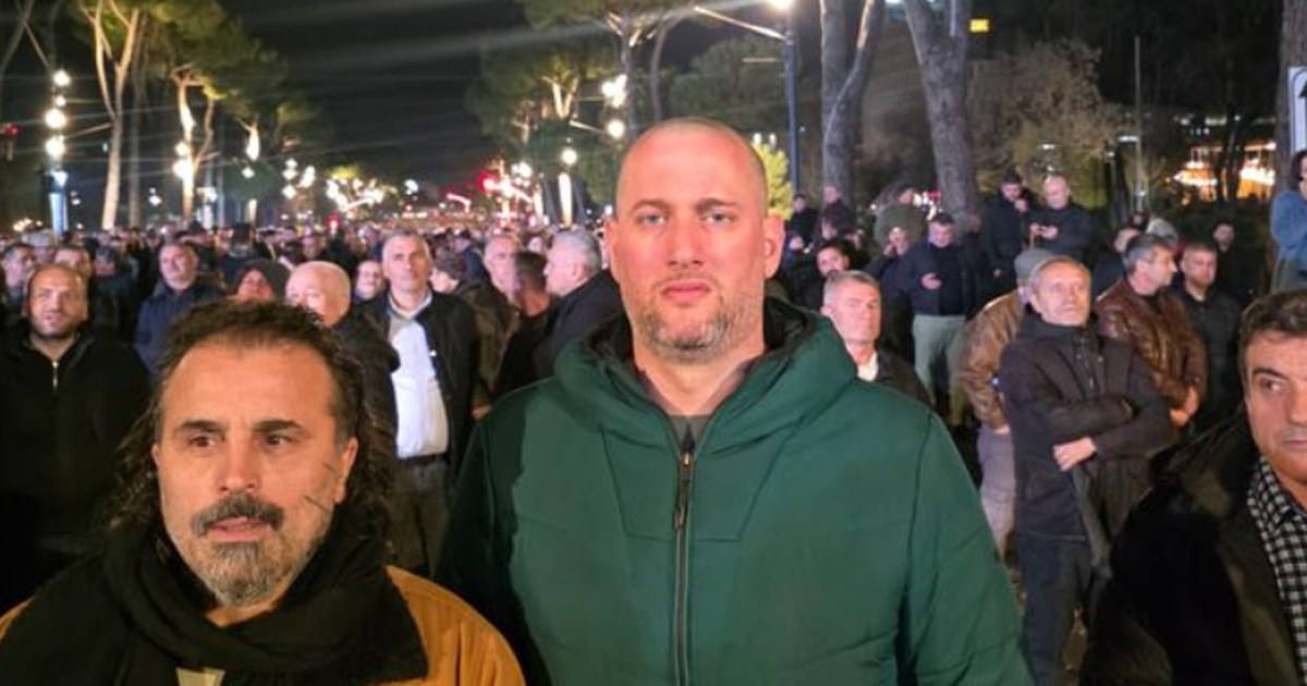 Florjan Binaj i bashkohet protestës së opozitës para Kryeministrisë