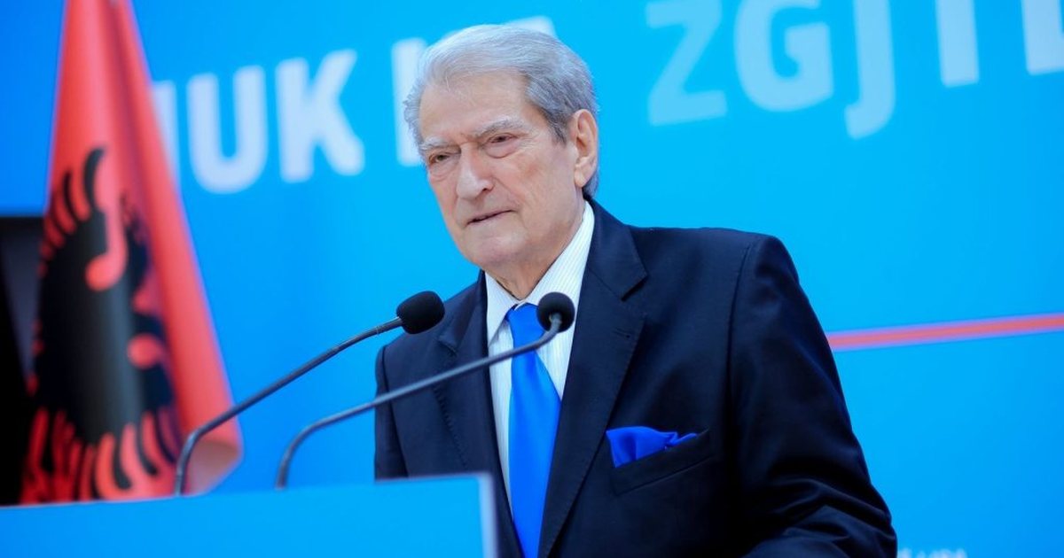 Berisha reagon pas protestës: Policët u vetëplagosën nga përdorimi i gazit lotësjellës