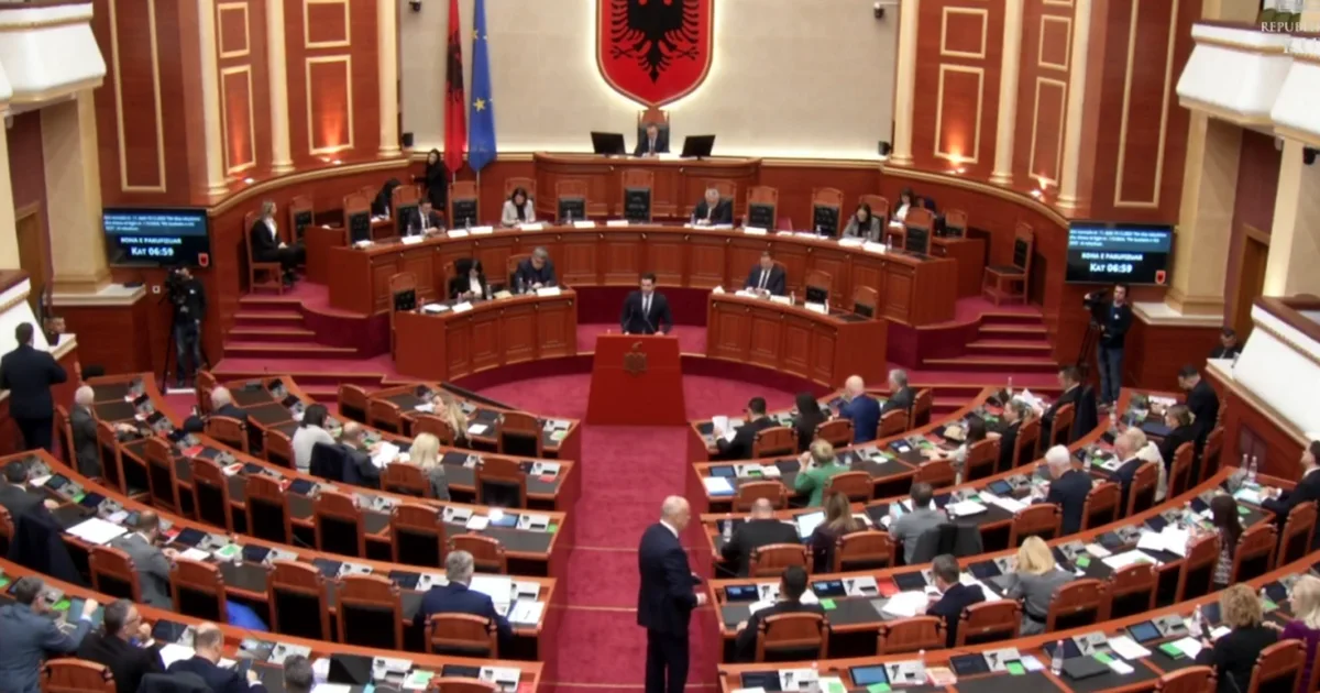 Rreth 18 orë seancë plenare! Me 85 vota pro, Kuvendi i Shqipërisë miraton ndryshimet në Kodin Penal