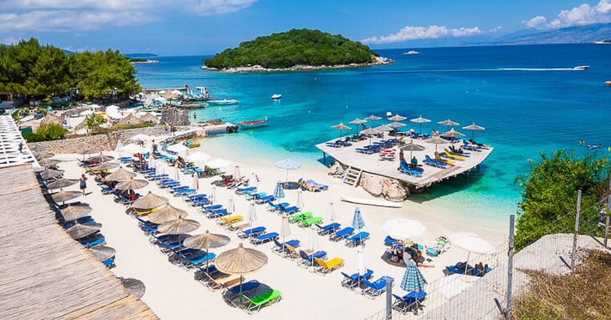 VENDIMI- Plazhet publike në Shqipëri bëhen me pagesë, bashkitë do të vendosin çmime tavan për shezlonët