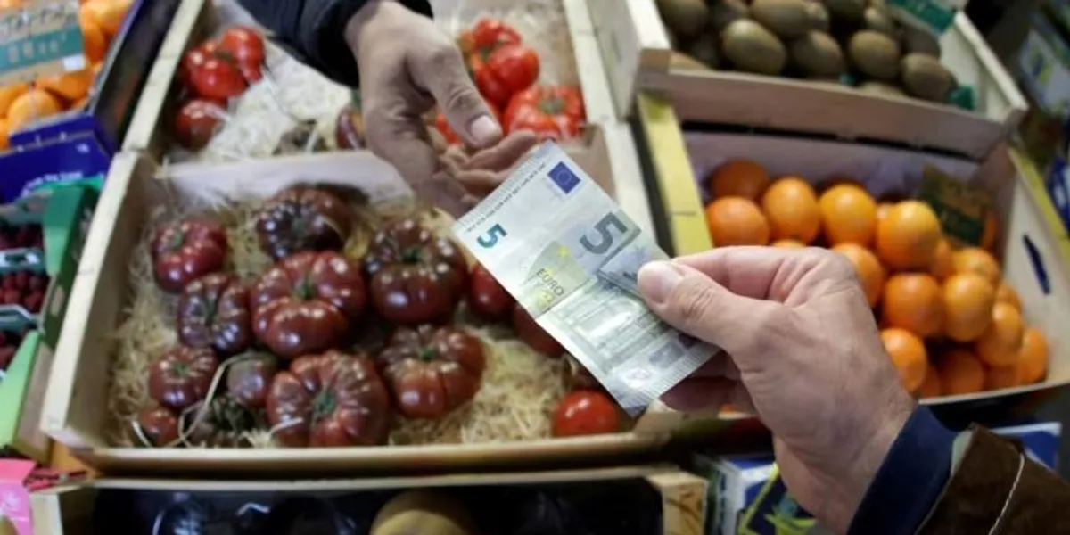 Pa kartelë, me euro në dorë: Si e dëmtojnë pagesat me para të gatshme buxhetin e Kosovës?