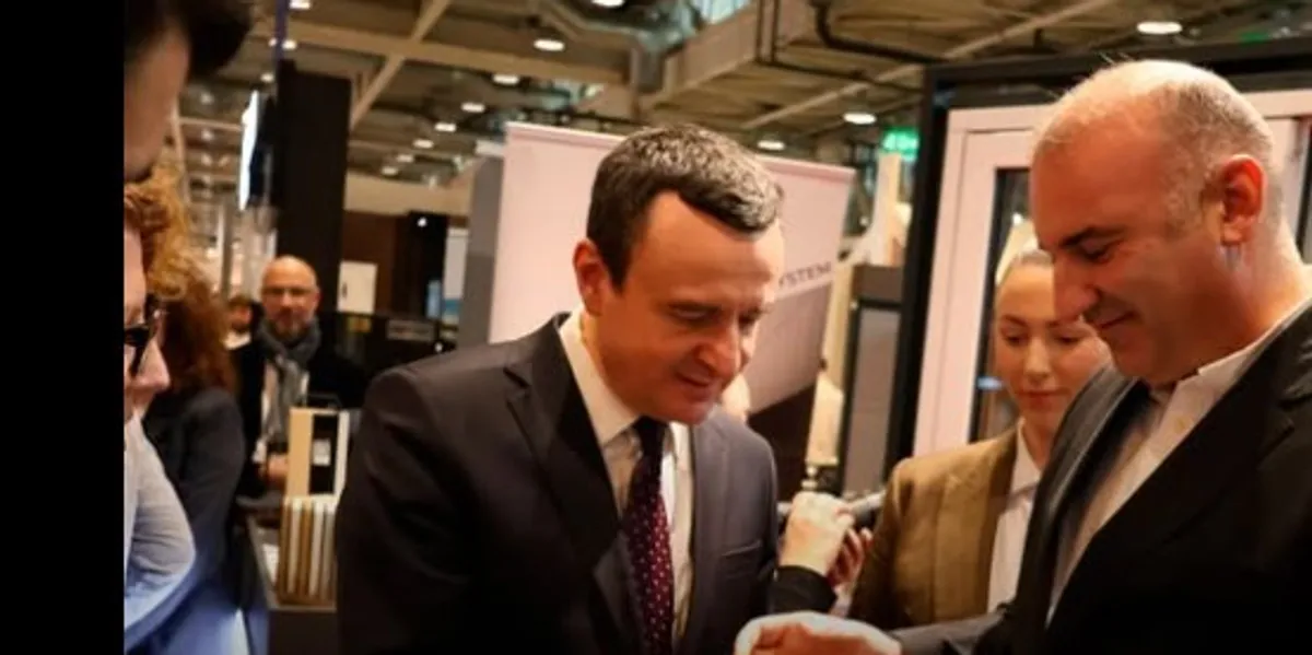 Ndër panairet më të rëndësishme të sektorit të drurit në Evropë, Kurti vizitoi bizneset e Kosovës që fuqishëm u prezantuan në ‘Swissbau 2026’