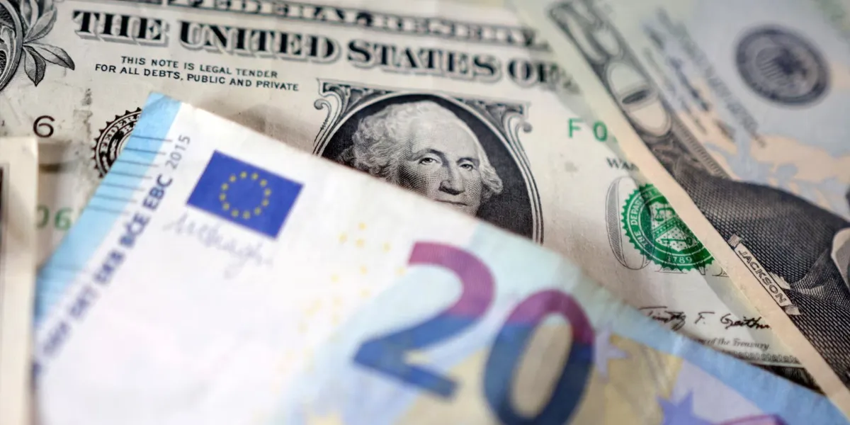 Dobësohet dollari amerikan, euroja arrin nivel rekord që nga viti 2021