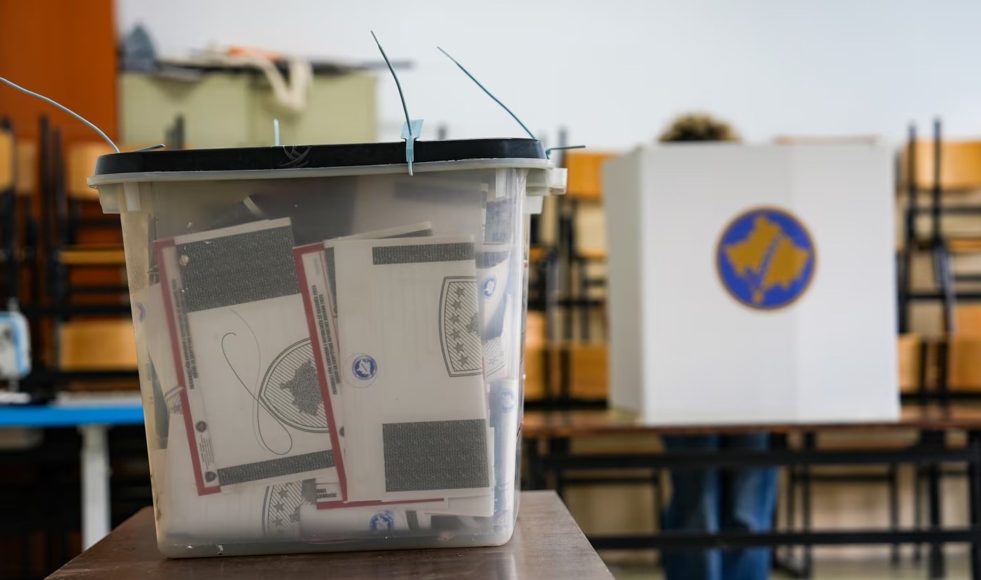 Përfundon numërimi i kutive të votimit për zgjedhjet e 28 dhjetorit në Kosovë, Lëvizja Vetëvendosje siguron 51.11% të votave