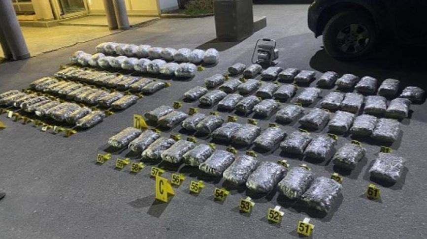 Po trafikohej me kamion nga kufiri, sekuestrohen 80 kg drogë, pranga shoferit e dy të tjerëve! Gjenden edhe armatime, destinacion ishte…