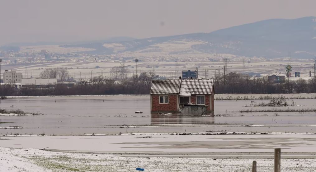 Moti i keq paralizon edhe Kosovën, uji vërshon nëpër rrugë e qytete, dëme dhe bllokim aksesh