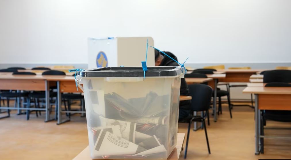 Vetëvendosja e Kurtit fitoi zgjedhjet në Kosovë, PDK-ja kërkon shfuqizimin e mijëra votave të dërguara me postë!