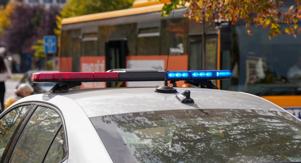 Ryshfet dhe abuzime me lëshimin e lejeve për armët, 4 të arrestuar, mes tyre edhe dy zyrtarët e Ministrisë së Punëve të Brendshme!