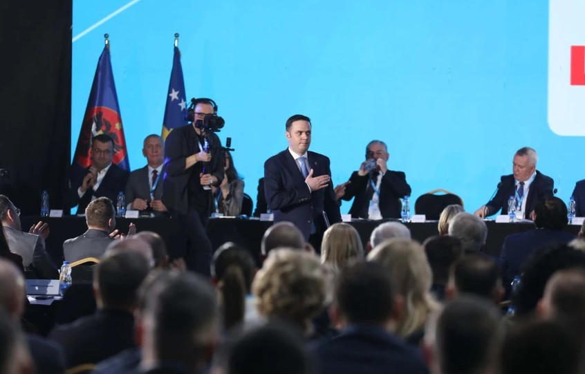 Kosovë/ Lumir Abdixhiku mbetet në krye të LDK-së, Kuvendi i partisë votoi kundër dorëheqjes së tij