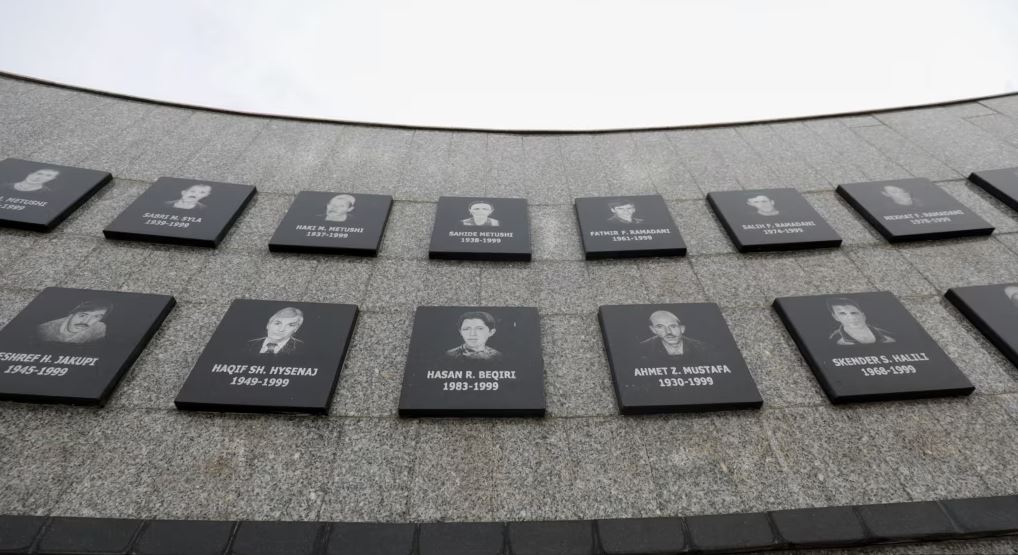 Kosova nderon viktimat e masakrës së Reçakut, Kurti: Dhimbje për këtë plagë ende të hapur, kriminelët do i sjellim para gjyqit!