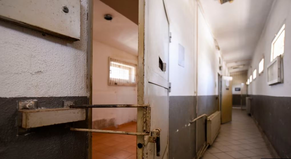 Akuzohet për krime lufte në Kosovë, ish-gardiani serb i Burgut të Prishtinës deklarohet i pafajshëm!