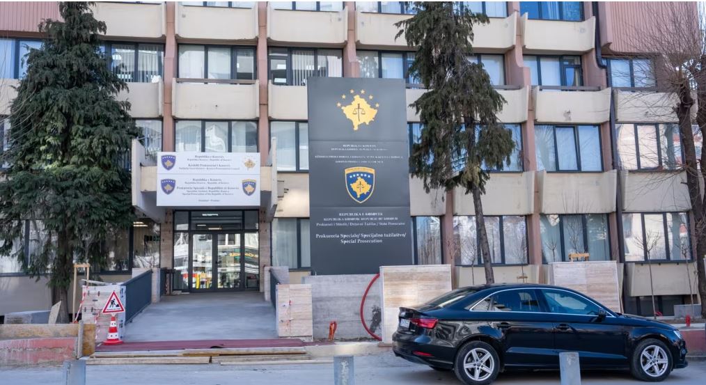 Krimet e luftës në Kosovë, Prokuroria Speciale merr nën akuzë ish-gardianen: Keqtrajtoi të burgosurit dhe…