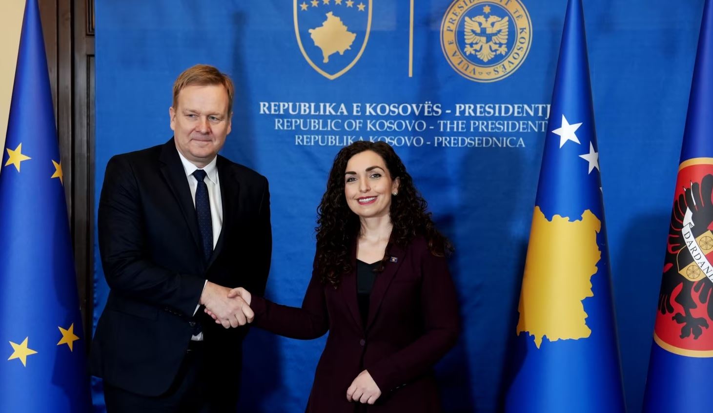 I dërguari i posaçëm i BE në Prishtinë: Do të sigurohemi që Kosova e Serbia të zhvillojnë bisedime për të normalizuar marrëdhëniet!