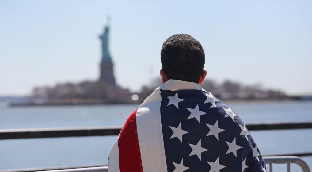 Analiza e REL: Kë prek pezullimi i vizave të emigrimit për në SHBA? Çfarë lejohet, çfarë ndalohet dhe pse e mori Trump këtë vendim