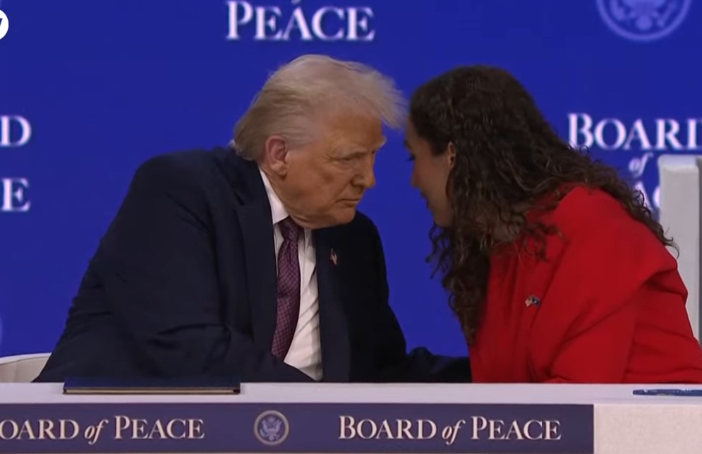 VIDEOLAJM- Vjosa Osmani ‘kokë më kokë’ me Donald Trump, presidentja e Kosovës në themelimin e Bordit të Paqes, firmos marrëveshjen