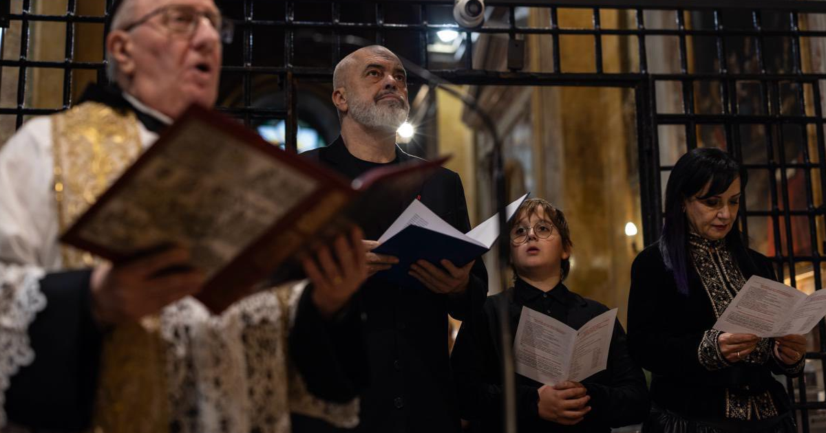 “Asnjë kryetar shteti shqiptar nuk e ka vizituar që prej 1467”, Rama: Vizita në Vatikan nisi nga ‘Zoja e Shqipërisë’ (FOTO)