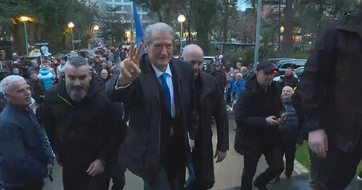 Prag proteste! 1300 efektivë ‘blindojnë’ Tiranën, Berisha shkon në selinë blu