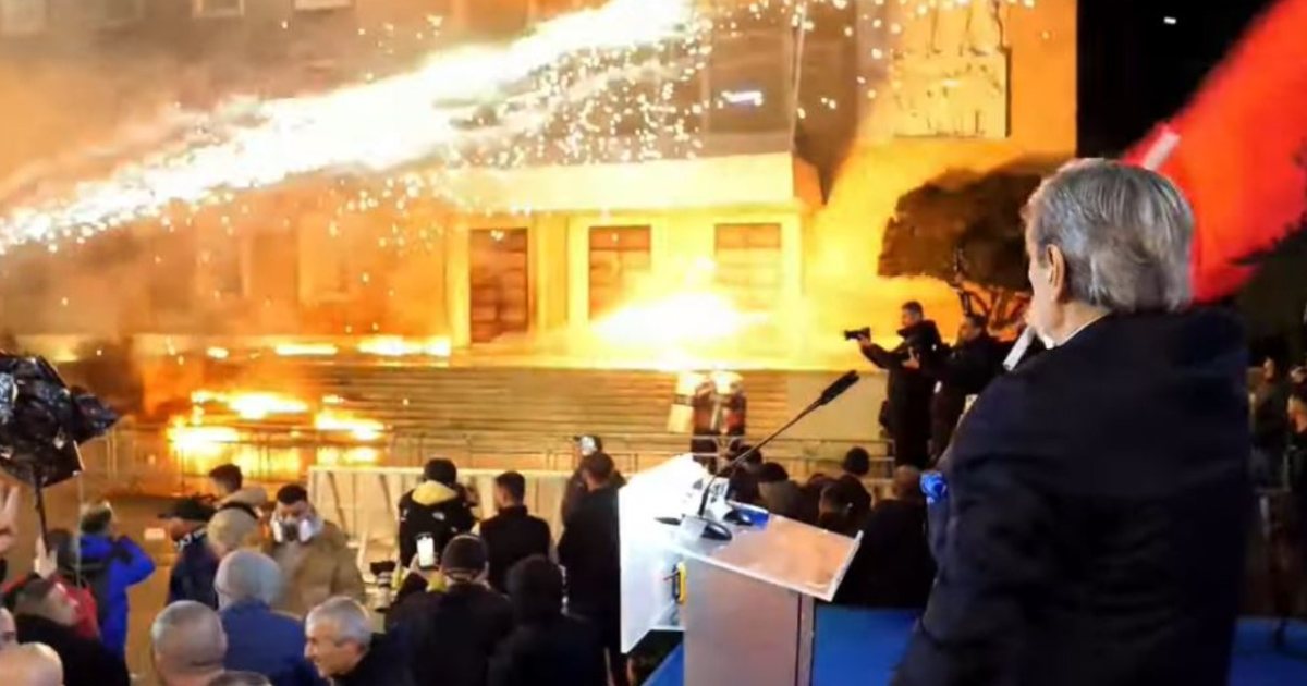Kryeministria në flakë, hidhen fishekzjarrë dhe molotovë drejt godinës