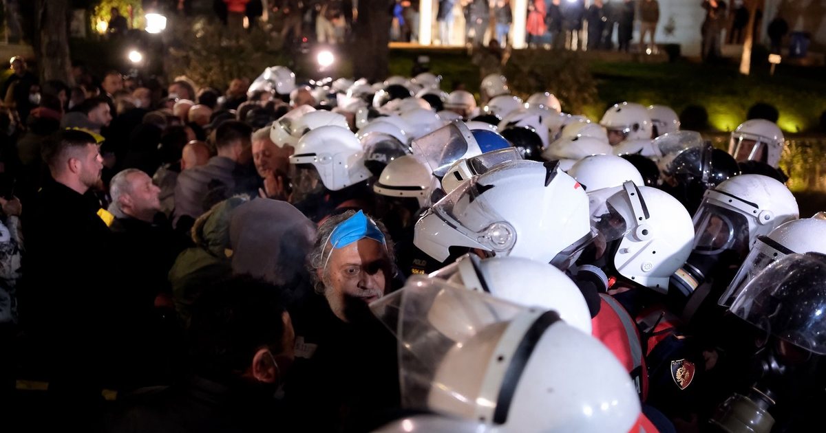 Protesta e opozitës zhvendoset para parlamentit, përplasje me policinë