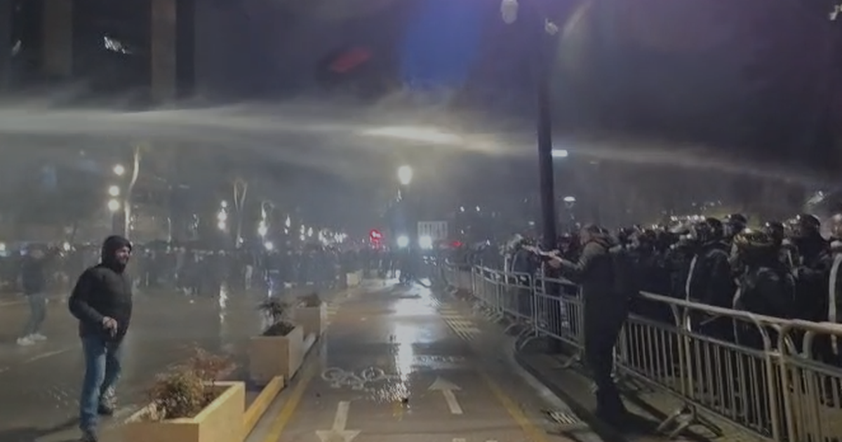 Përshkallëzohet situata edhe para Kuvendit! Protestuesit hedhin breshëri molotovësh, Policia ‘lufton’ me ujë dhe gaz lotsjellës