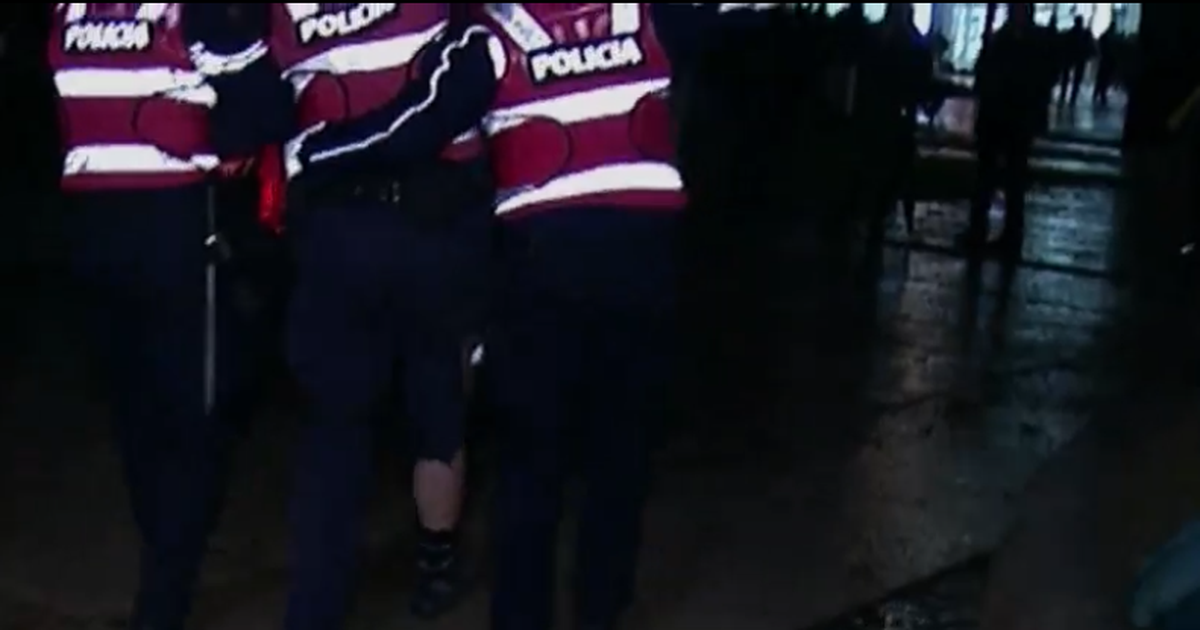 Breshëria e molotovëve në mes të kordonit të policisë, efektivët pësojnë djegie në trup