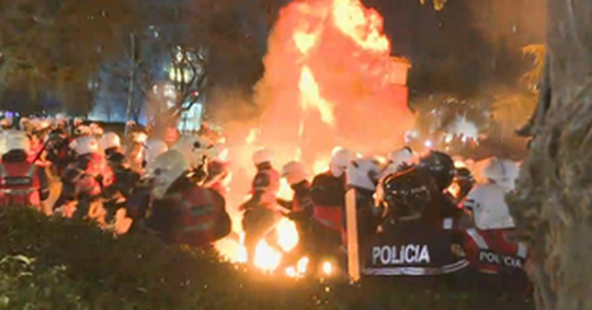 S’ ndalet protesta! Protestuesit rikthehen para Parlamentit, vijon ‘lufta’ molotov-gaz lotsjellës