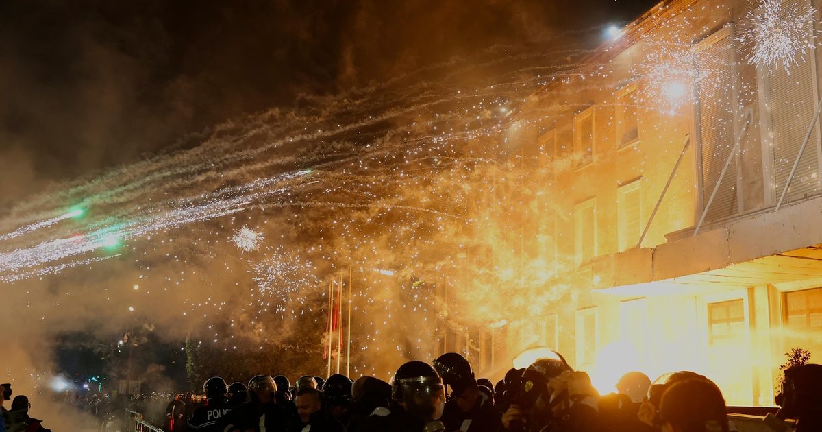 Protesta e opozitës nuk del nga “skenari”: Molotovë e fishekzjarrë “dogjën” Kryeministrinë dhe Kuvendin, 19 të lënduar, 20 të shoqëruar