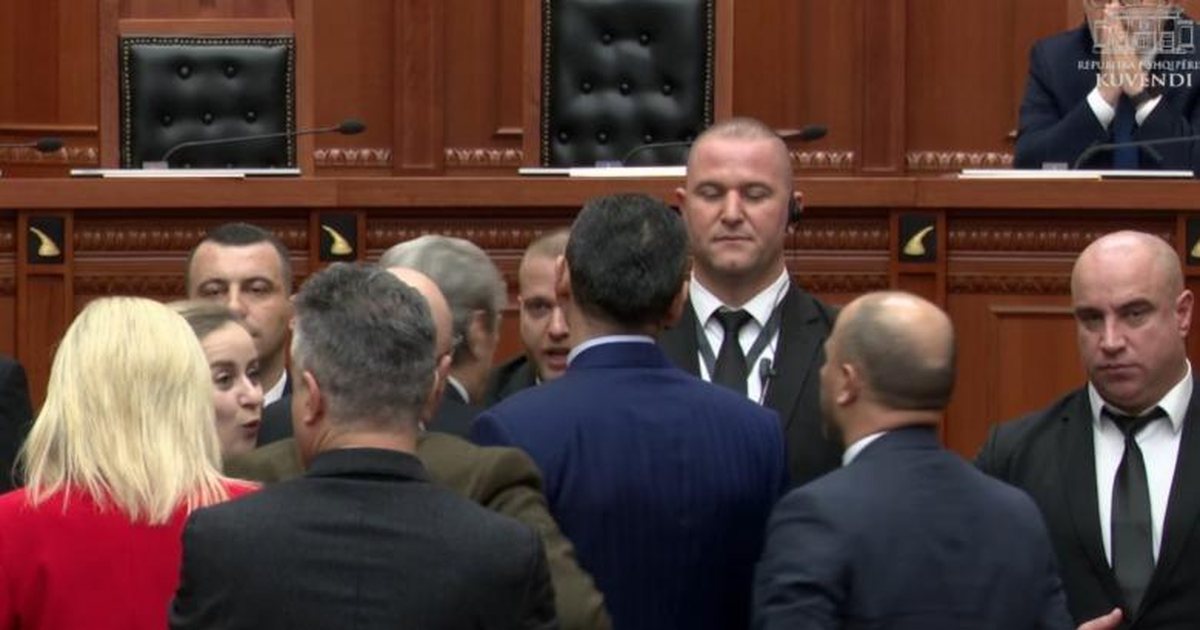 Bido merr fjalën për t’iu përgjigjur akuzave të tij, Berisha shkon dhe i bllokon foltoren