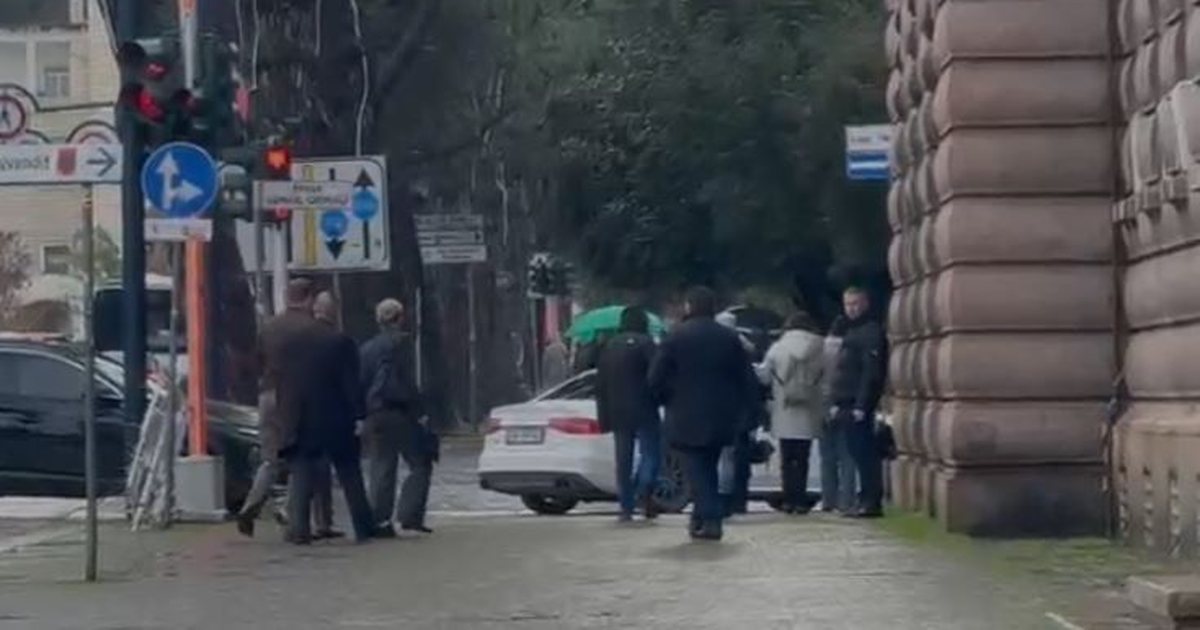 Nancy VanHorn “zbarkon” në Kuvend, pritet nga Niko Peleshi, nesër takohet me Ballën