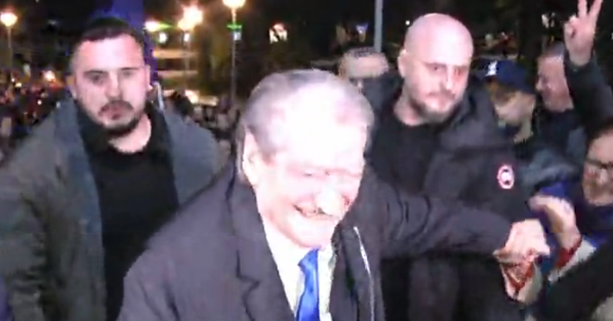 Prag proteste! Rreth 1600 efektivë ‘zbresin’ në terren, pmblidhen protestuesit, Berisha mbërrin në selinë blu