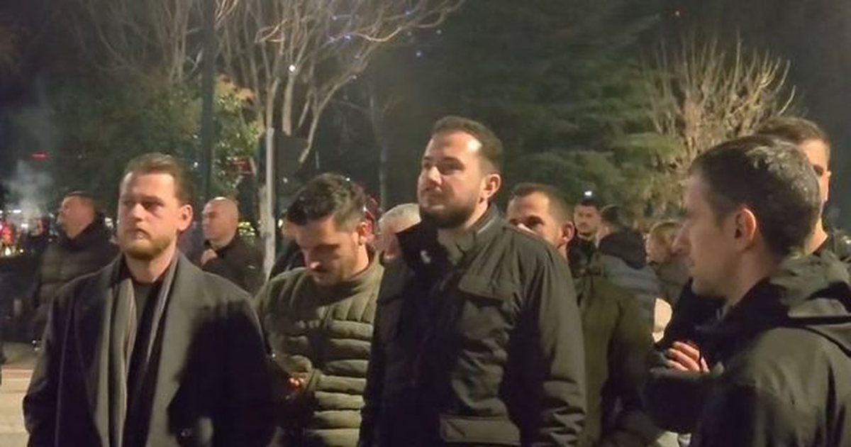 Ervin Salianji i bashkohet protestës së opozitës para Kryeministrisë (FOTO)