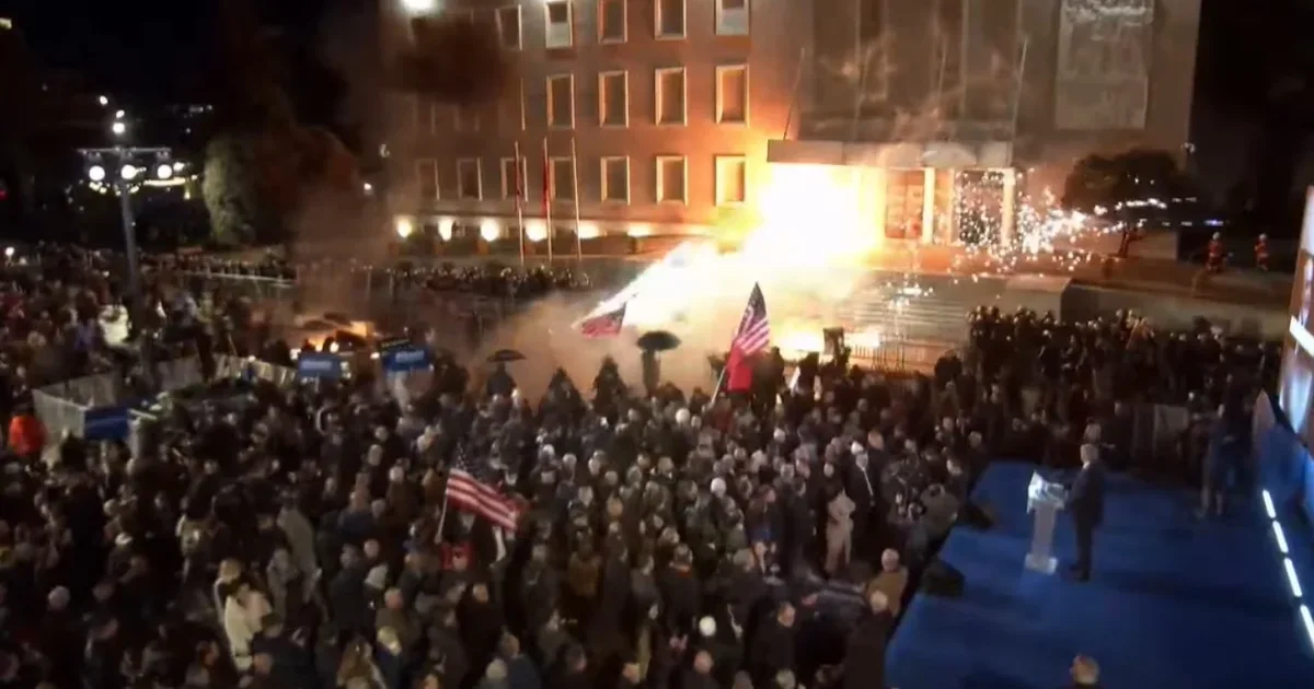 Berisha mbaron fjalimin e tij, nis hedhja e molotovëve dhe fishekzjarrëve drejt Kryeministrisë